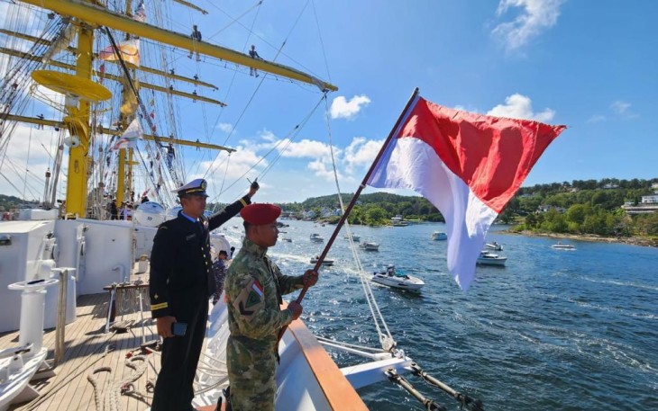 KRI Bima Suci kibarkan bendera merah putih saat tiba di Port of Arendal Have, Norwegia 