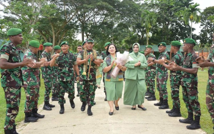 Pangdam Kasuari Mayjen TNI Gabriel Lema saat kunjungan ke Brigif 26/GP, Senin (7/8)