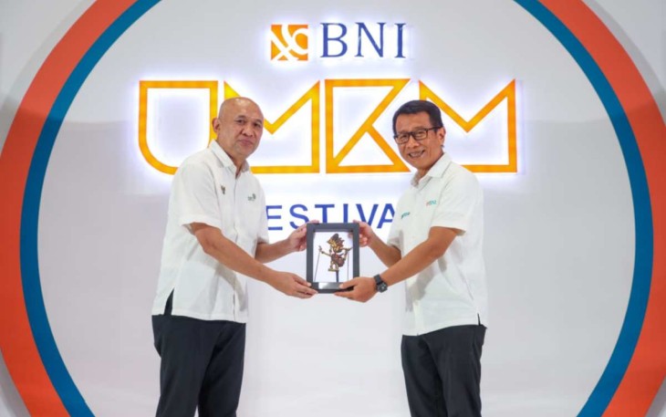 MenkopUKM Teten Masduki menerima cenderamata dari Direktur Retail Banking BNI Putrama Wahyu Setiawan dalam acara BNI UMKM Festival 2023 di Kota Semarang, Selasa (8/8)