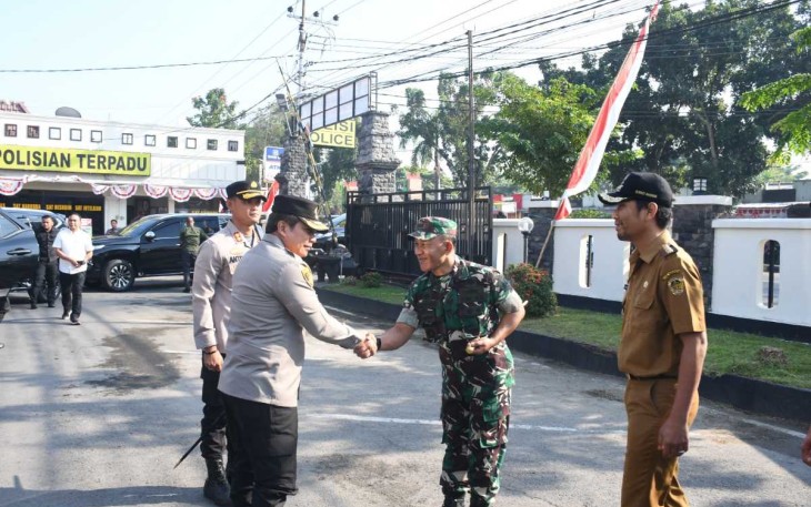 Danrem 081/DSJ Kolonel Inf H. Sugiyono menyambut Kapolda Jatim 