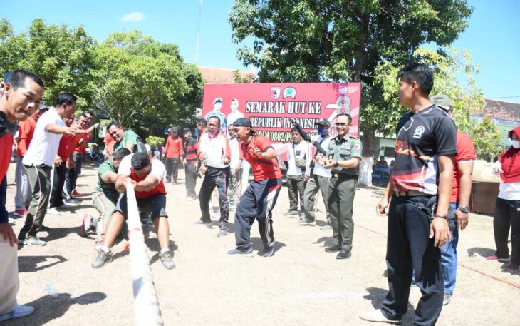 Dandim 0802/Ponorogo Letkol Inf Hirta Juni Adriansyah support semangat peserta lomba tarik tambang, Rabu (9/8)