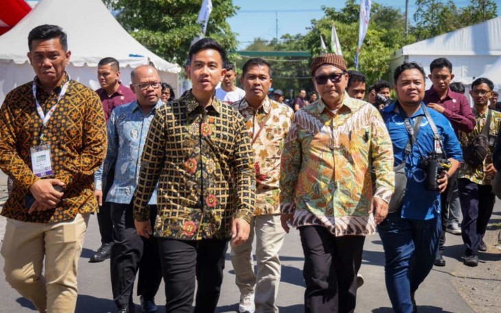Walikota Surakarta Gibran Rakabuming Raka bersama SesKemenKopUKM Arif Rahman saat mengunjungi boot stand UMKM Nasional Expo 2013 di Kota Surakarta, Kamis (10/8)