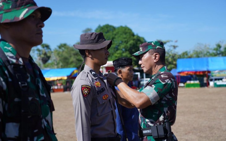 Pangdam XIV Hasanuddin Mayjen TNI Dr Totok Imam Santoso menutup TMMD ke 117 Kodim 1426/Takalar, Kamis (10/8)