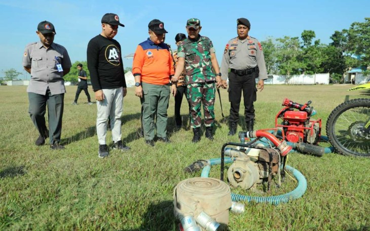 Dandim 1001/HSU-BLG Letkol Inf Dhuwi Hendradjaja saat pengecekan kesiapan alat dalam apel kewaspadaan karhutla, Jum'at (11/8)
