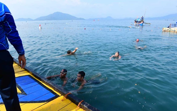 Lomba renang melintasi selat Kelagian, provinsi Lampung, Kamis (10/8)