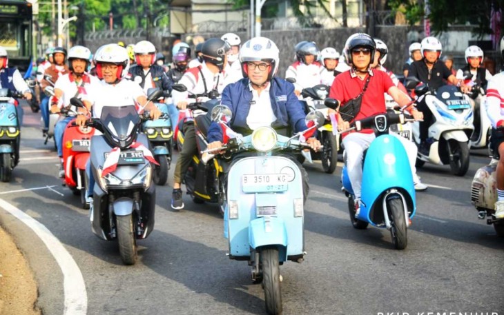 Menhub Budi Karya Sumadi kendarai sepeda motor listrik dalam acara Fun Ride di Jakarta, Minggu (13/8)
