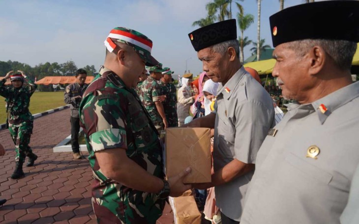 Danrem 071 Wijayakusuma Kolonel Czi Mohammad Andhy Kusuma memberikan paket sembako, Senin (14/8)