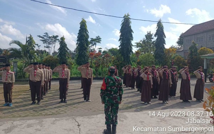 Latih siswa Peraturan Baris Berbaris wilayah desa binaan