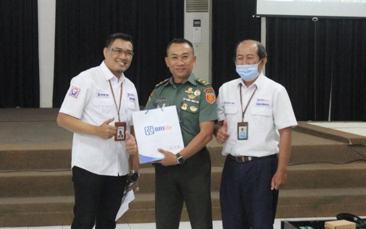 Dandenma Menarmed 2 Kostrad Mayor Arm Sumarsono menerima cenderamata dari PT BRI (Persero) TBK usai sosialisasi Program Tabungan Pensiun di Aula Molilamasi Menarmed 2 Kostrad, Malang, Senin (14/8)