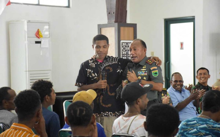 Pangdam Kasuari Mayjen TNI Gabriel Lema bersama warga Sanggeng, Rabu (16/8)