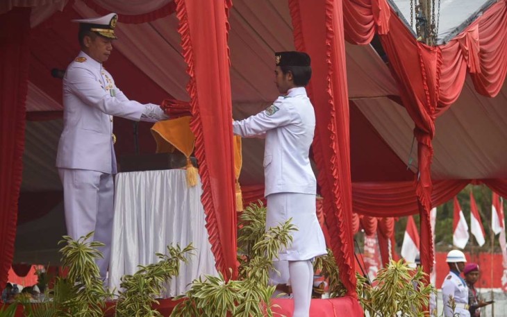Pangkoarmada III Laksda Rachmad Jayadi saat menerima bendera merah putih dalam upacara HUT Kemerdekaan RI, Kamis (17/8)