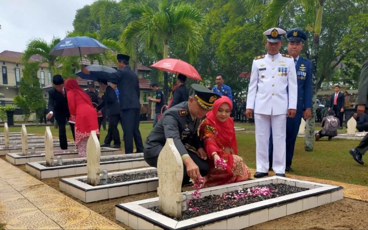 Dandim 0801/Pacitan Letkol Inf Roliyanto saat tabur bunga, Kamis (17/8)
