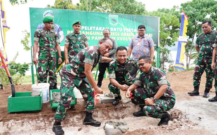 Pangdam Kasuari Mayjen TNI Gabriel Lema saat letakkan batu pertama pembangunan Mess Green Kasuari, Jum'at (18/8)