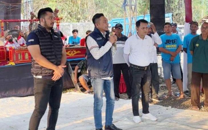 Wakil Bupati Blitar Rahmat Santoso Didampingi Bacaleg DPRD Jawa Timur dari PAN Nadhima Fitrangga untuk Dapil Bojonegoro-Tuban Saat Hadiri Acara Kesenian Tayub di Bojonegoro (Foto : team SoMat)