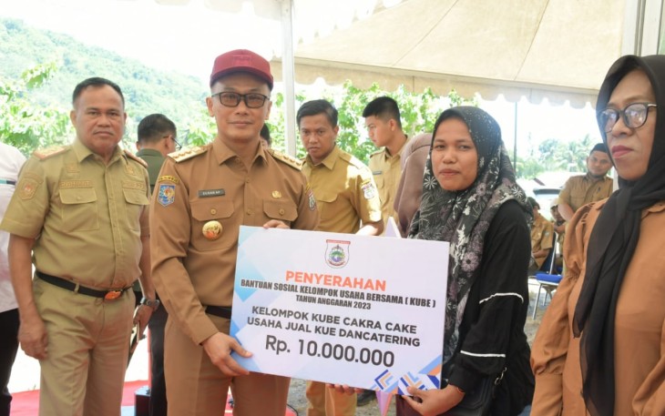 Pj Gubernur Sulbar Prof Zudan Arif Fakrulloh saat menyerahkan bansos, Senin (21/8)