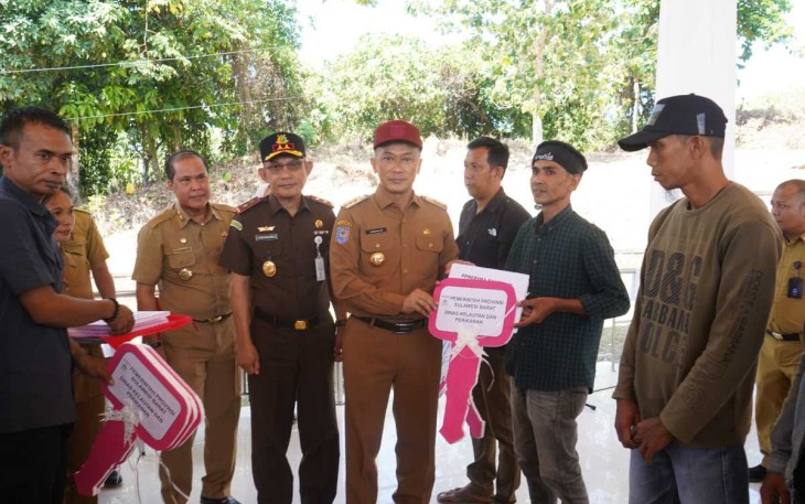 Pj Gubernur Sulbar Prof Zudan Arif Fakrulloh saat penyerahan secara simbolis bantuan Pemprov Sulbar, Senin (21/8)
