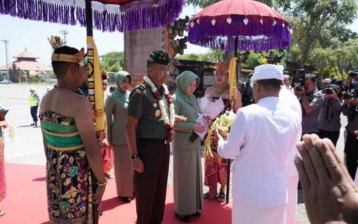 Tradisi tepung tawar sambut Pangdam IX/Udayana, Selasa (22/8)