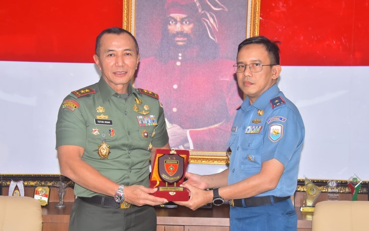 Pangdam XIV Hasanuddin Mayjen TNI Dr Totok Imam Santoso saat menerima cenderamata Danlantamal VI Makassar, Selasa (22/8)