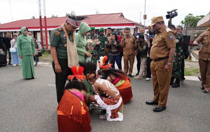 Prosesi Injak Piring dan Pemasangan Topi Adat 