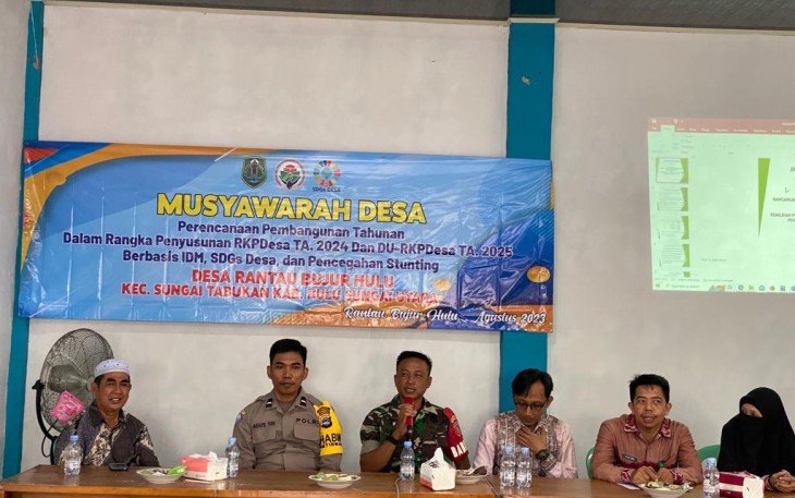 Sertu Putra Fabianto saat memberikan sambutan dalam acara musrembang di wilayah desa binaan, Kamis (24/8)