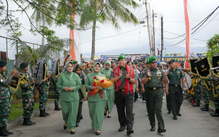 Penyambutan Pangdam XVI/Pattimura Mayjen TNI Syafrial di Makodam Pattimura, Kamis (24/8)