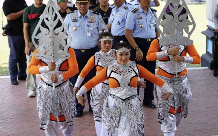 Tari Dark Blue menyambut Kadispenau Marsma TNI Agung Sasongkojati di Muspusdirla Yogyakarta, Kamis (24/8)