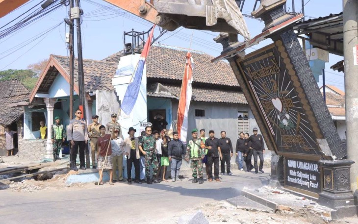 Pembongkaran tugu silat di Madiun, Selasa (29/8)
