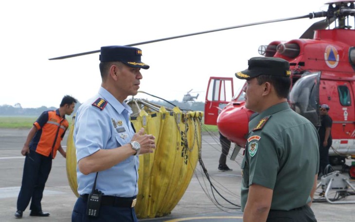 Danlanud Husein Sastranegara Kolonel Pnb Ardi Syahri bersama Dandim 0168/KB saat meninjau kesiapan helikopter penangangan kebakaran TPA, Selasa (29/8)