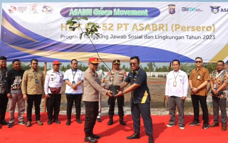 Kapolda Kalteng Irjen Pol Drs Nanang Avianto saat menerima bibit pohon di SPN, Rabu (30/8)