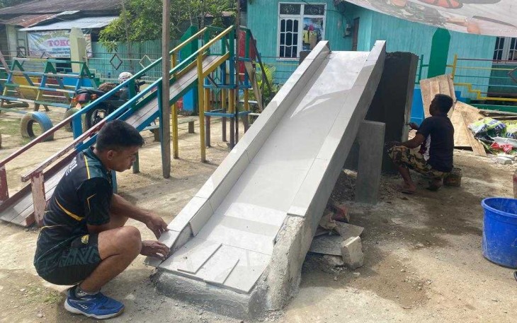 Percantik sarana permainan TK Kartika V-24, Jum'at (1/9)