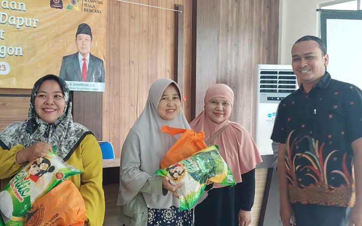 Sumringah warga lingkungan Cipala saat menerima bantuan sembako Dinsos Kota Cilegon, Jum'at (1/9)
