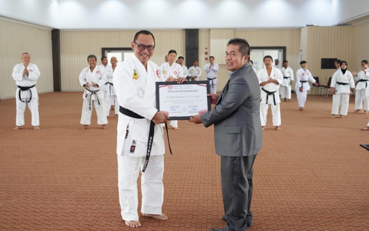 Ketua Lemkari Banten Zuliardi saat memberikan penghargaan sabuk hitam kepada Wali Kota Cilegon Helldy Agustian di Aula Diskominfo Kota Cilegon, Minggu (3/9)