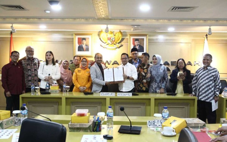 Ketua Komite I DPD RI Fachrul Razi bersama Mendagri Tito Karnavian di Jakarta, Senin (4/9)