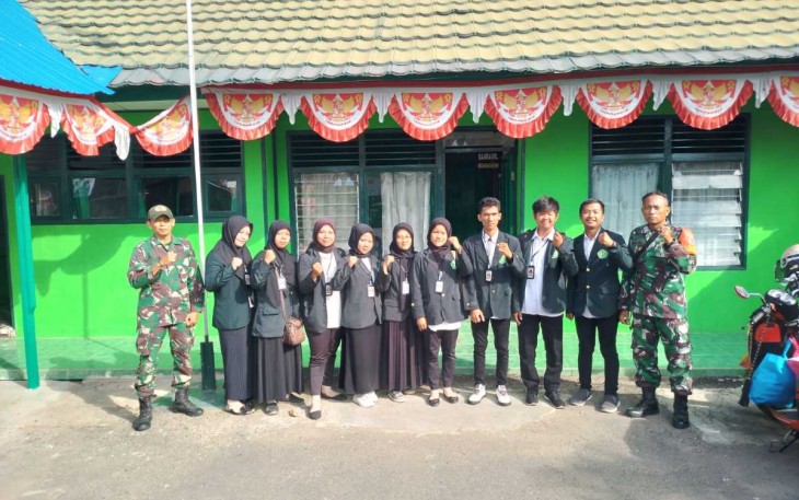 Mahasiswa STIPER Amuntai saat melaksanakan KKN di Koramil 08/Sei Pandan, Senin (11/9)