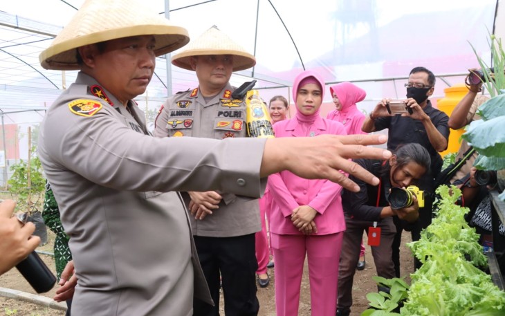 Kapolda Jatim Irjen Pol Toni Harmanto saat meresmikan dan meninjau langsung kebun ketahanan pangan di Polres Blitar, Kamis (14/9)