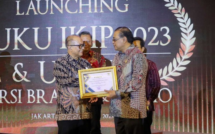 SeskemenkopUKM Arif Rahman saat menerima penghargaan 