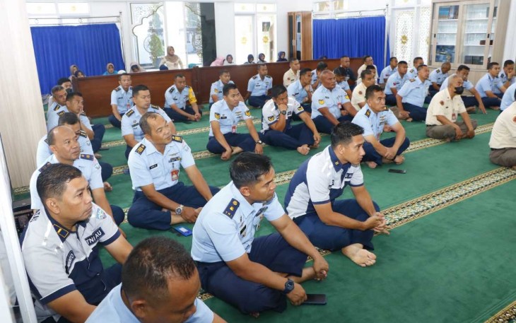 Prajurit Koharmatau mendengarkan siraman rohani usai melaksanakan shalat Dhuha, Rabu (20/9)