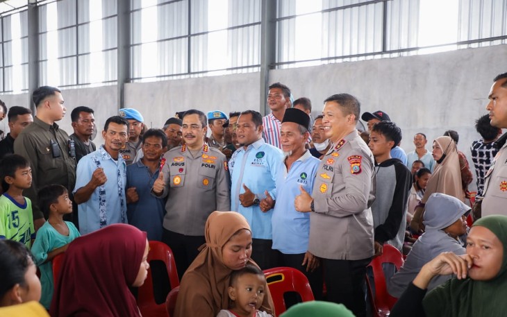 Wakapolri Komjen Pol Agus Andrianto bersama masyarakat pesisir Belawan, Kamis (21/9)