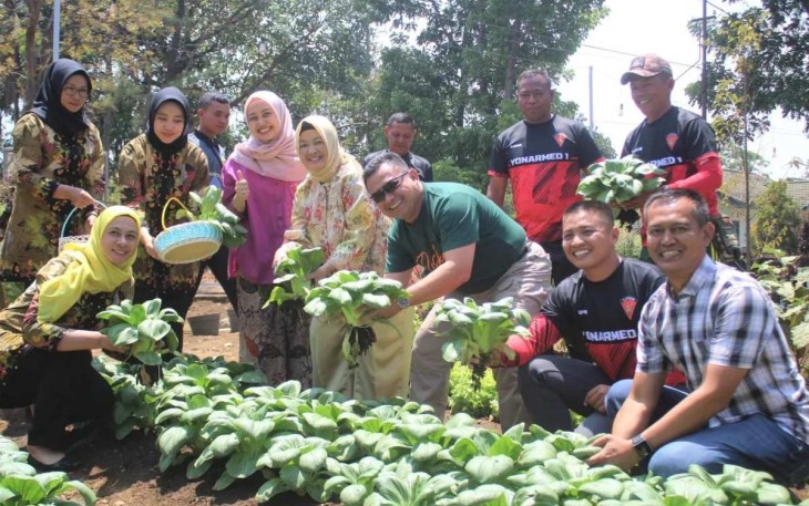 Danpussenarmed Mayjen TNI Yudhy Chandra Jaya saat panen sayur mayur di Yonarmed 1 Roket, Malang, Sabtu (23/9)