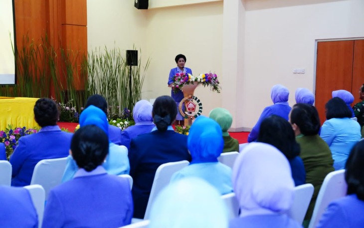 Ketua Umum (Ketum) Dharma Pertiwi Ny. Vero Yudo Margono saat memberi sambutan