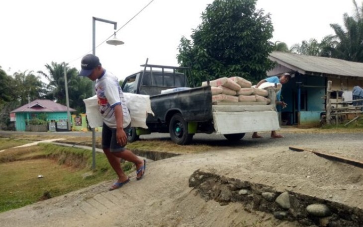Material TMMD Kodim 0408/BS Desa Kembang Ayun Terus Berdatangan 