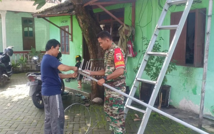 Babinsa Bantu Perbaiki Antena Televisi Warga Binaan