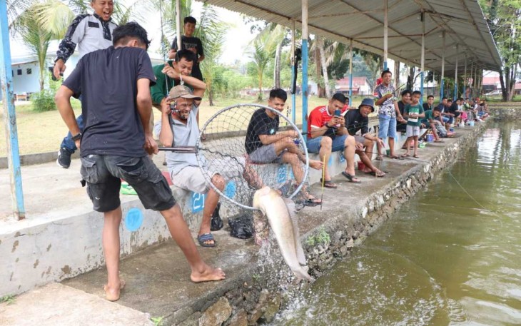 Peserta lomba mancing galatama lele saat menangkap ikan seberat 7.5 kg, Minggu (1/10)