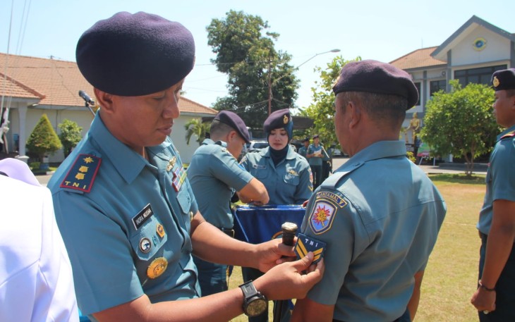 Danlanal Banyuwangi Letkol Laut (P) Indra Nusha R saat menyematkan pangkat prajuritnya, Senin (2/10)