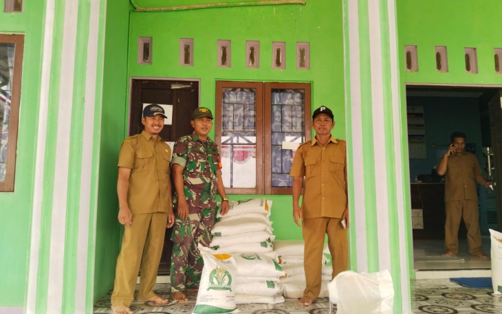 Serda Hendra Babinsa Sei Pangan saat mendampingi pendistribusian Bantuan Cadangan Pangan Pemerintah di wilayah desa binaan, Selasa (3/10)