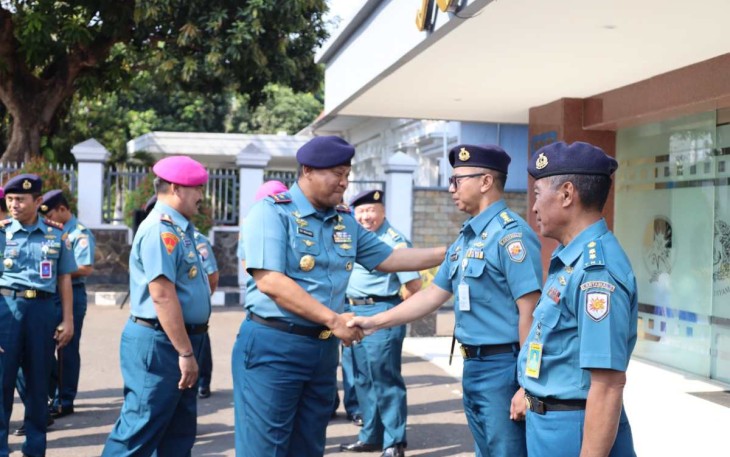 Danlantamal V Laksamana Pertama TNI Eko Wahjono saat memberikan ucapan selamat kenaikan pangkat prajuritnya, Selasa (3/10)