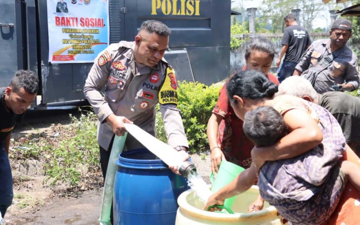 Warga desa Beiwali antusias saat pembagian air bersih dari Polres Ngada, Rabu (4/10) 