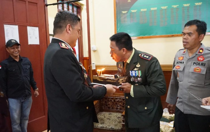 Dandim 1409/Gowa Letkol Inf Muhamad Isnaeni Natshir menerima surprise Kapolres Gowa di HUT Ke-78 TNI, Kamis (5/10)