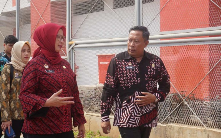 Kalapas Cilegon Enjat Lukmanul Hakim saat mendampingi tim monev ibu Ika Yusanti, Jum'at (6/10)