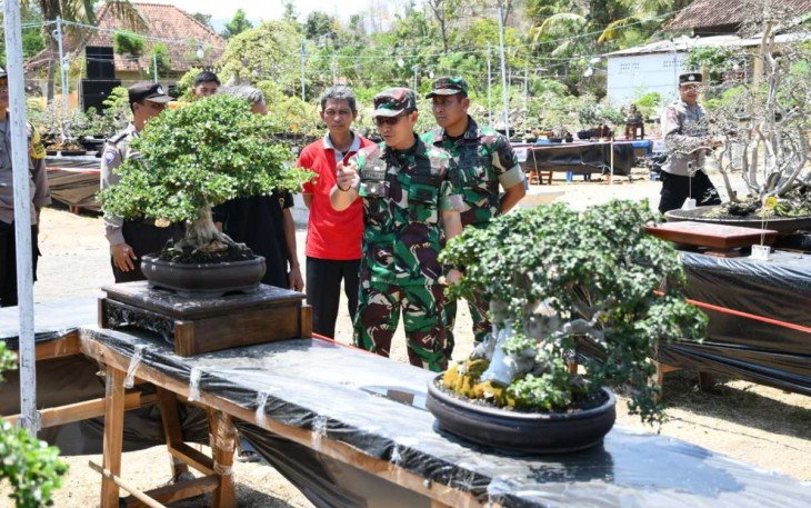 Dandim 0802/Ponorogo Letkol Inf Hirta Juni Adriansyah saat kontes bonsai, Jum'at (6/10)